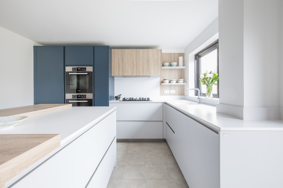 Esempio di una cucina minimalista chiusa e di medie dimensioni