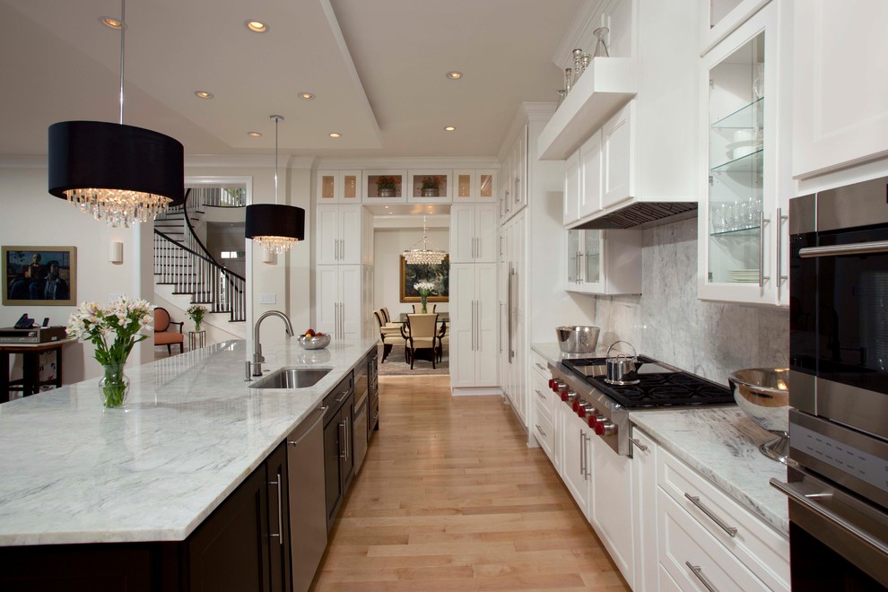 Foto på ett stort funkis kök, med en undermonterad diskho, skåp i shakerstil, vita skåp, marmorbänkskiva, flerfärgad stänkskydd, stänkskydd i sten, rostfria vitvaror, ljust trägolv och en köksö