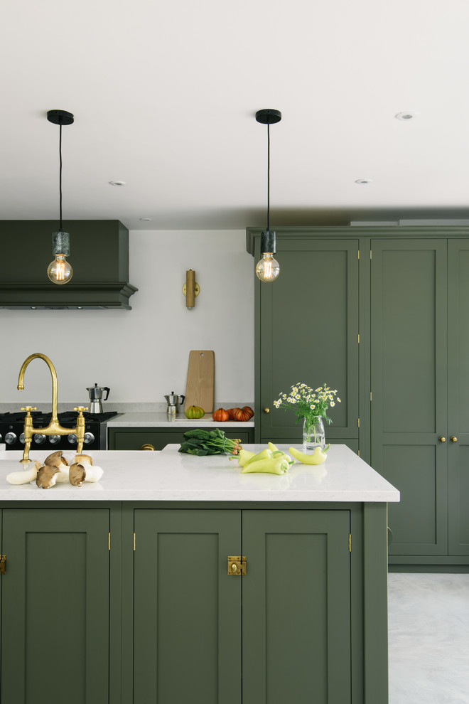 Ispirazione per una cucina minimal di medie dimensioni con ante in stile shaker, ante verdi, top in quarzite, paraspruzzi bianco, elettrodomestici da incasso e top bianco