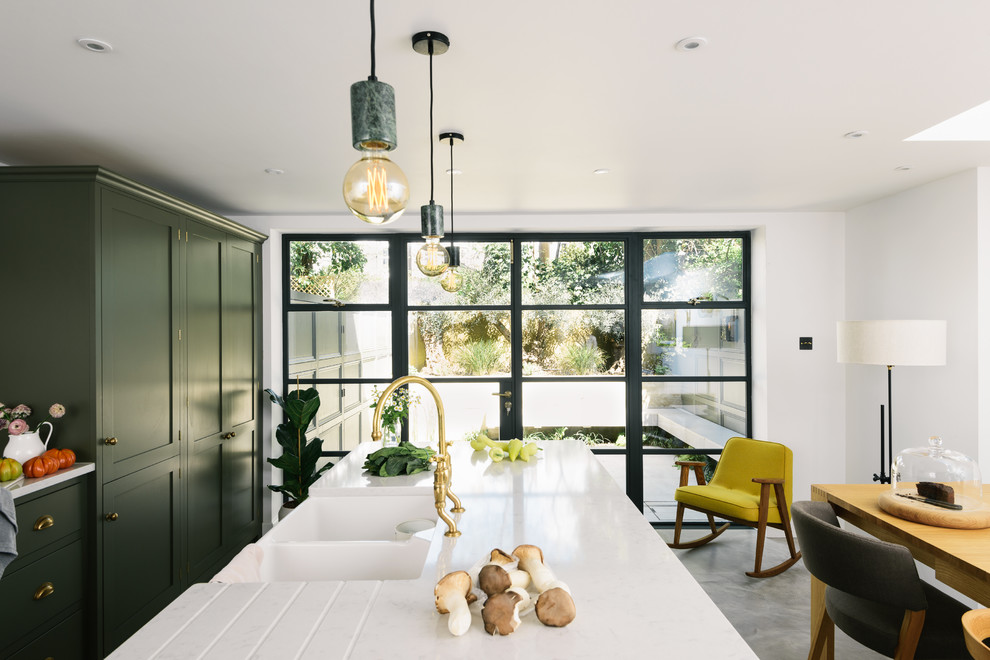 Foto di una cucina contemporanea di medie dimensioni con ante in stile shaker, ante verdi, top in quarzite, paraspruzzi bianco, elettrodomestici da incasso e top bianco