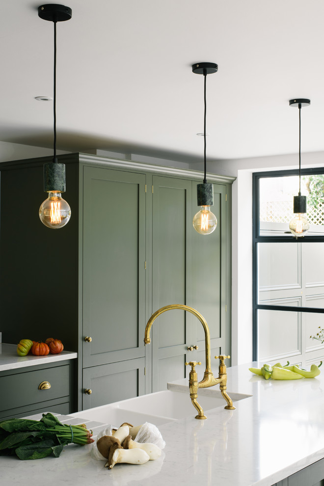 Esempio di una cucina minimal di medie dimensioni con ante in stile shaker, ante verdi, top in quarzite, paraspruzzi bianco, elettrodomestici da incasso e top bianco