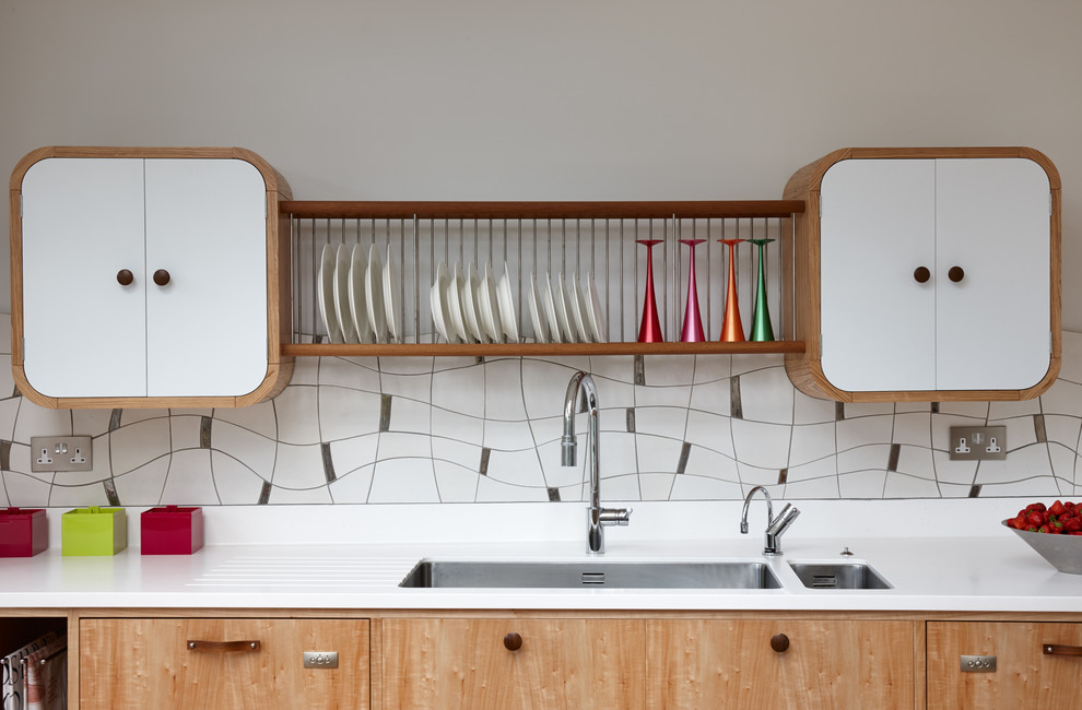 Große Moderne Küche mit Unterbauwaschbecken und Rückwand aus Keramikfliesen in London