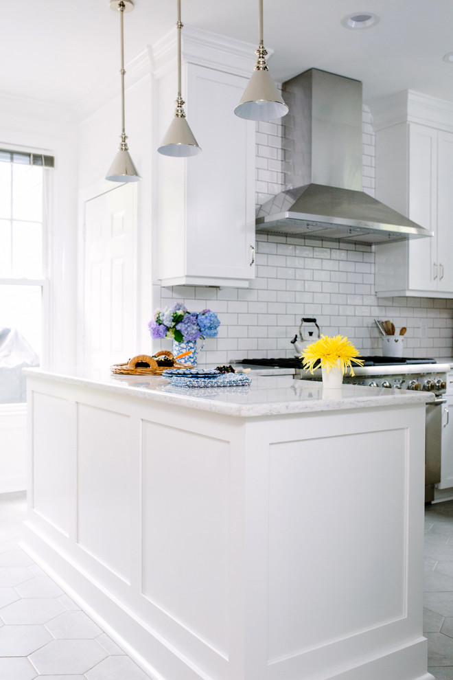 Klassische Küche mit Küchenrückwand in Weiß in Raleigh