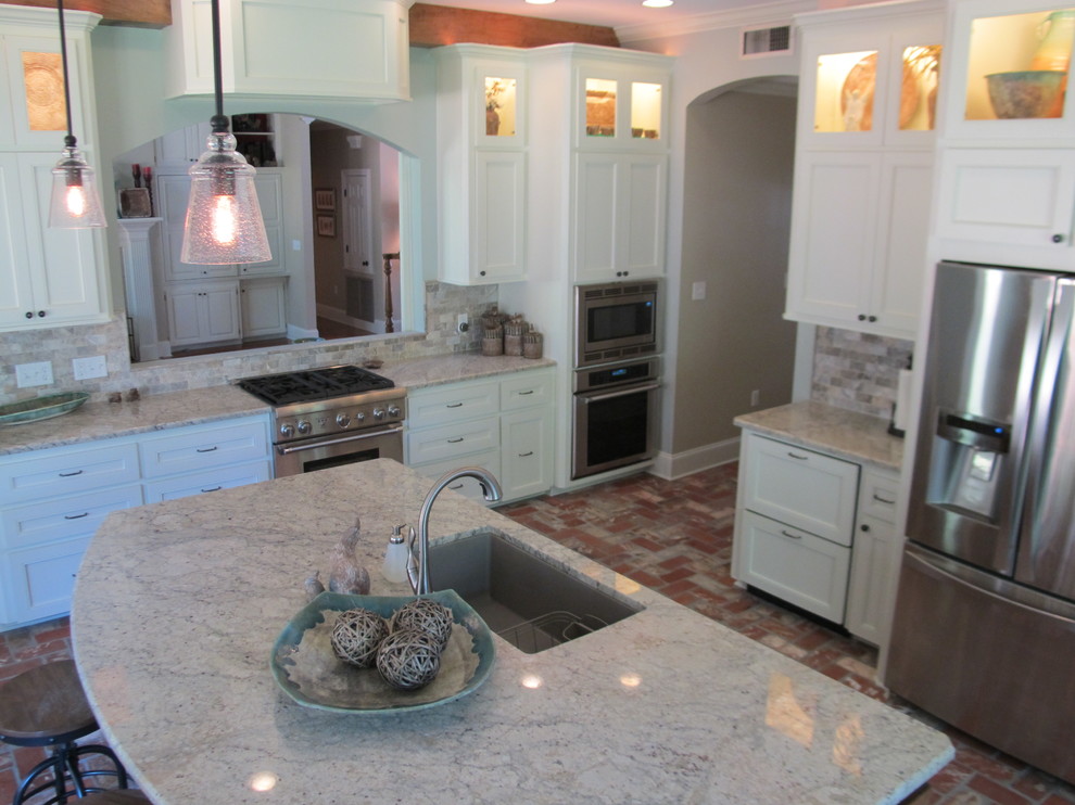Bild på ett stort vintage kök, med luckor med infälld panel, vita skåp, bänkskiva i koppar, vitt stänkskydd, tegelgolv, en köksö, en undermonterad diskho, stänkskydd i keramik och rostfria vitvaror