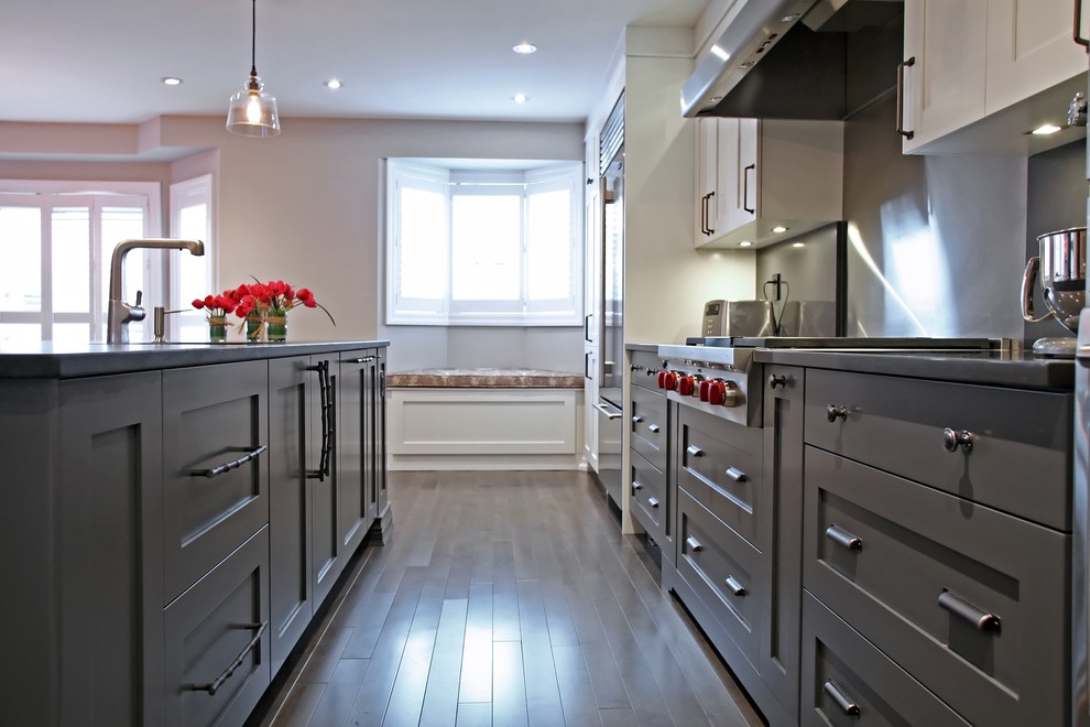 Klassische Küche mit Speckstein-Arbeitsplatte und Küchengeräten aus Edelstahl in Toronto