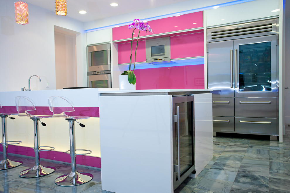 Immagine di una cucina moderna di medie dimensioni con lavello sottopiano, ante lisce, ante bianche, top in quarzo composito, penisola, pavimento in terracotta e pavimento grigio