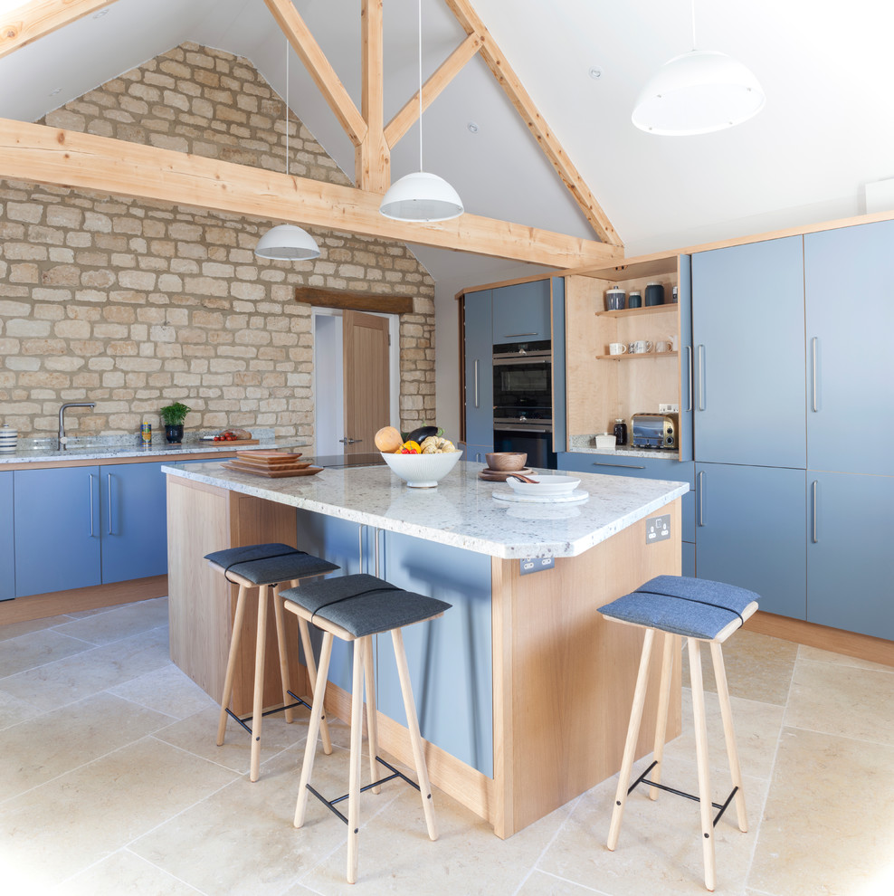 Immagine di una cucina nordica di medie dimensioni con lavello a vasca singola, ante lisce, top in granito, pavimento in pietra calcarea, pavimento beige, ante blu e elettrodomestici neri