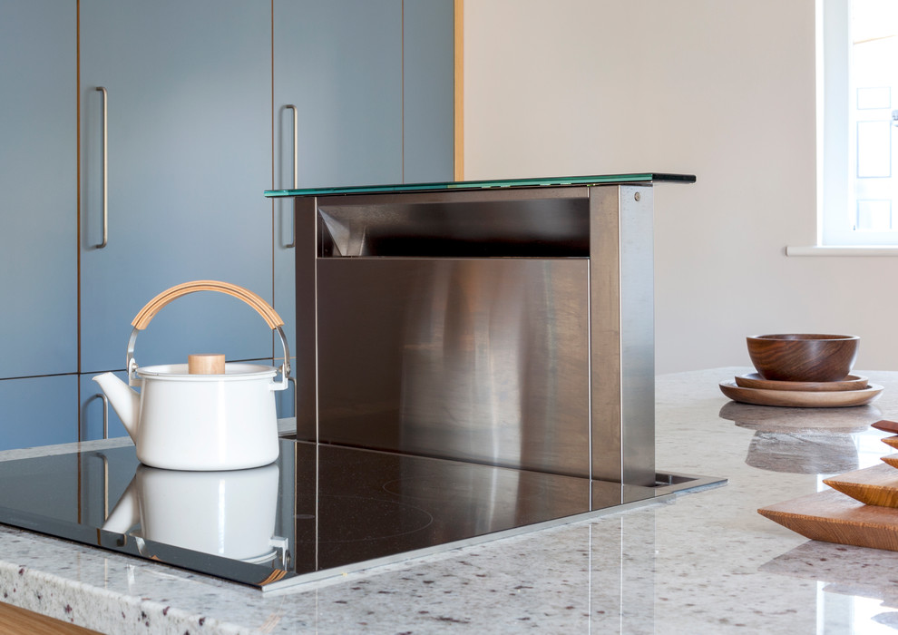 Esempio di una cucina minimal di medie dimensioni con lavello a vasca singola, ante lisce, ante grigie, top in granito, elettrodomestici da incasso, pavimento in pietra calcarea e pavimento beige