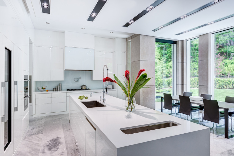 Источник вдохновения для домашнего уюта: кухня в стиле неоклассика (современная классика) с обеденным столом, плоскими фасадами, белыми фасадами и островом
