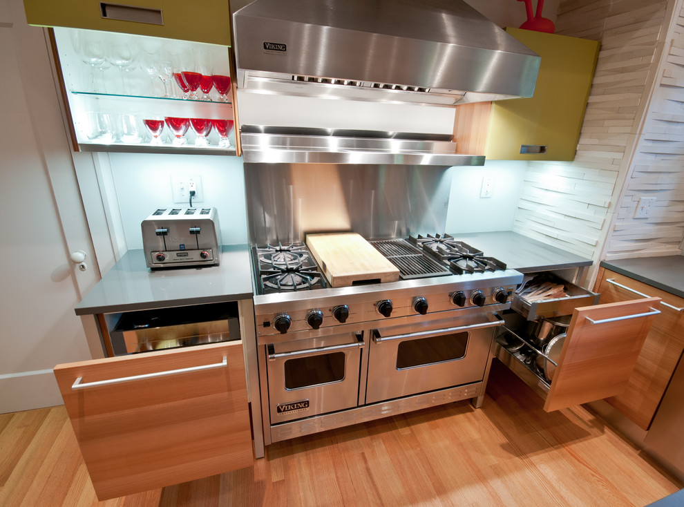 Design ideas for a modern kitchen in Cleveland.