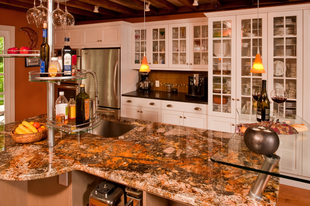 Bild på ett stort vintage kök och matrum, med en undermonterad diskho, luckor med infälld panel, vita skåp, granitbänkskiva, rött stänkskydd, stänkskydd i keramik, rostfria vitvaror, ljust trägolv och en köksö
