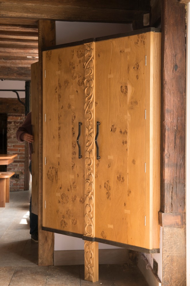 Foto på ett stort rustikt kök, med mellanmörkt trägolv och en köksö