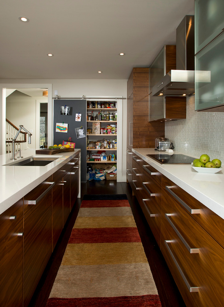 ワシントンD.C.にあるコンテンポラリースタイルのおしゃれなII型キッチン (アンダーカウンターシンク、フラットパネル扉のキャビネット、中間色木目調キャビネット、グレーのキッチンパネル) の写真