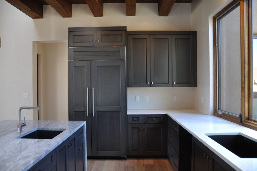 Bild på ett mellanstort funkis kök, med en undermonterad diskho, skåp i shakerstil, grå skåp, marmorbänkskiva, vitt stänkskydd, rostfria vitvaror, ljust trägolv och en köksö