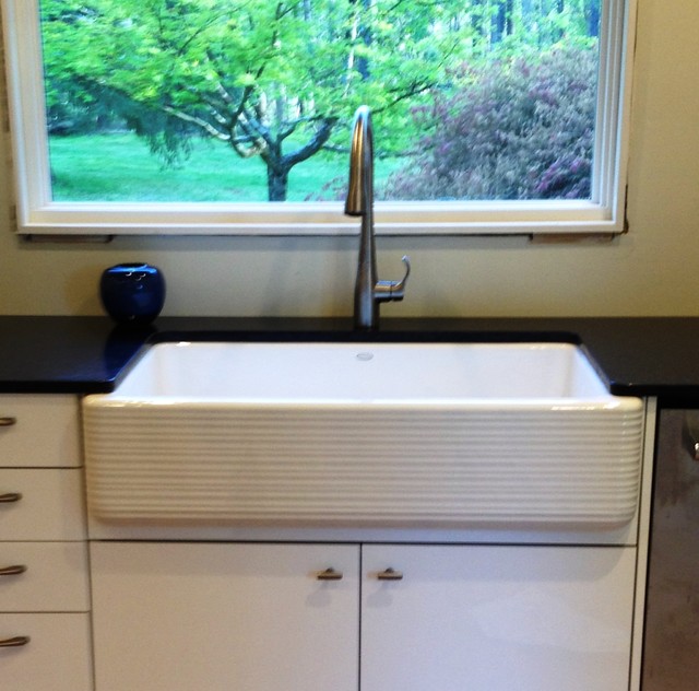 A modern vintage kitchen remodel. Modern Kitchen Raleigh by H2O