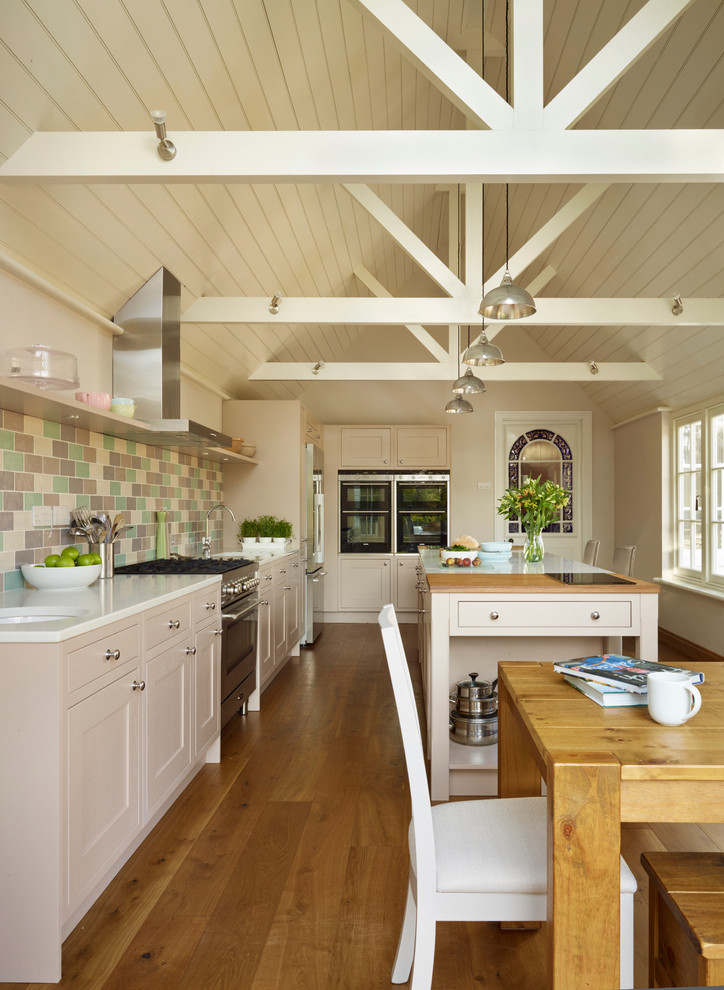 Immagine di un cucina con isola centrale classico con pavimento in legno massello medio