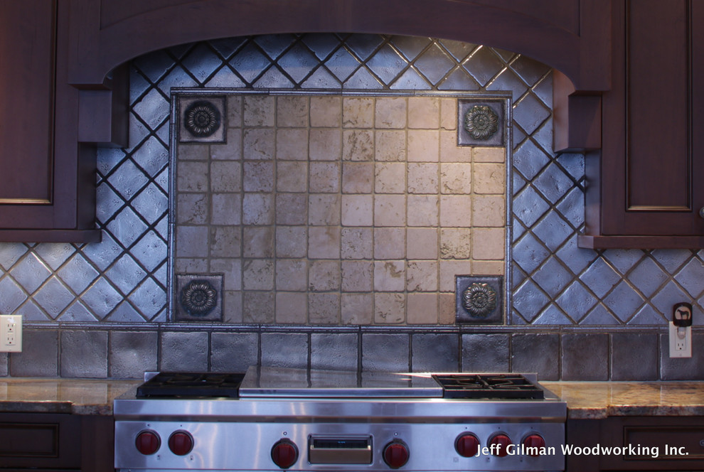 Inspiration för ett vintage kök, med en undermonterad diskho, luckor med infälld panel, skåp i mellenmörkt trä, granitbänkskiva, stänkskydd med metallisk yta, stänkskydd i metallkakel och integrerade vitvaror