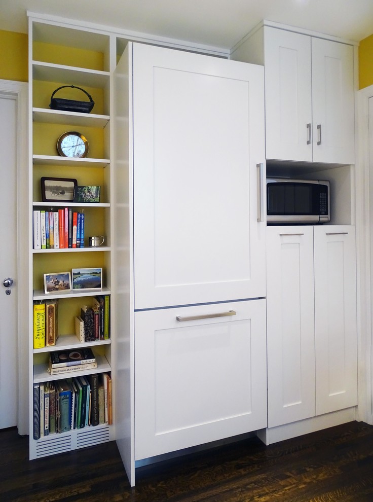 Exempel på ett modernt kök, med en enkel diskho, marmorbänkskiva, vitt stänkskydd, stänkskydd i tunnelbanekakel, rostfria vitvaror och mörkt trägolv