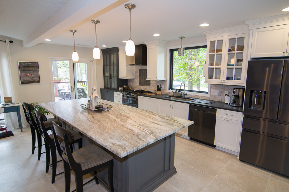 Exempel på ett mellanstort klassiskt flerfärgad flerfärgat kök, med en undermonterad diskho, skåp i shakerstil, vita skåp, bänkskiva i kvartsit, vitt stänkskydd, stänkskydd i porslinskakel, svarta vitvaror, klinkergolv i porslin, en köksö och beiget golv