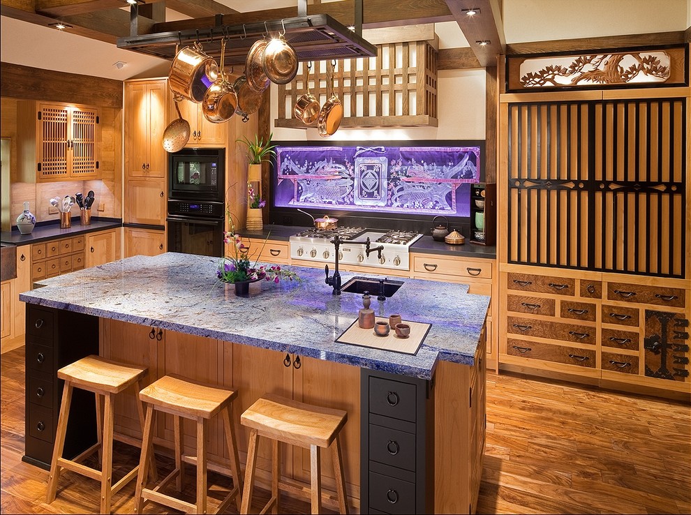 ロサンゼルスにある高級な広いアジアンスタイルのおしゃれなキッチン (淡色木目調キャビネット、御影石カウンター) の写真