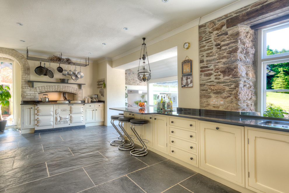 Geschlossene, Geräumige Landhausstil Küche mit Schrankfronten im Shaker-Stil, Schränken im Used-Look und Granit-Arbeitsplatte in Devon