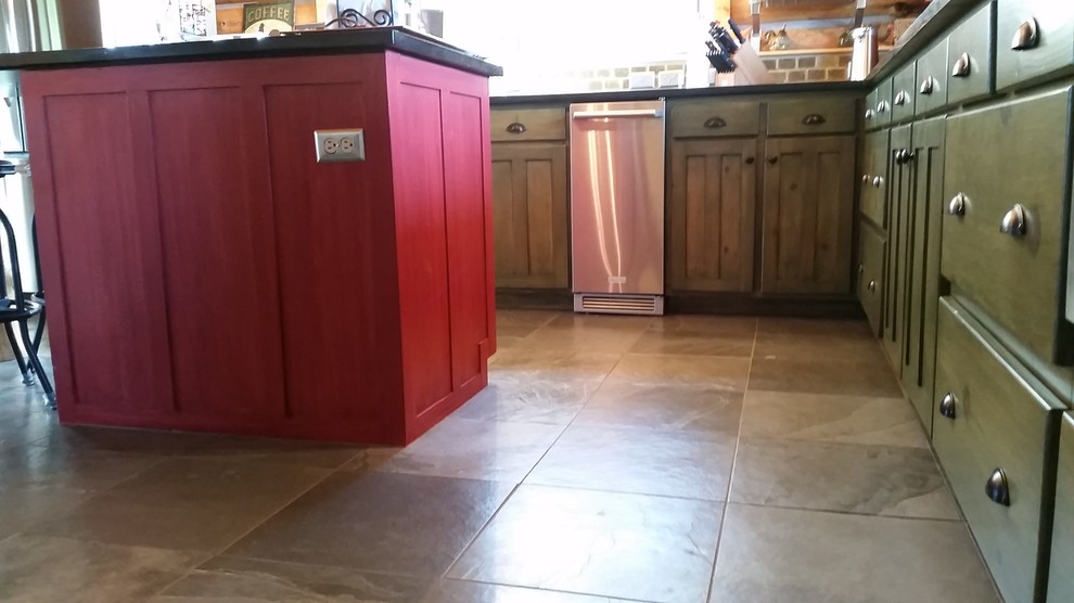 Foto de cocina comedor rural con armarios estilo shaker y puertas de armario verdes
