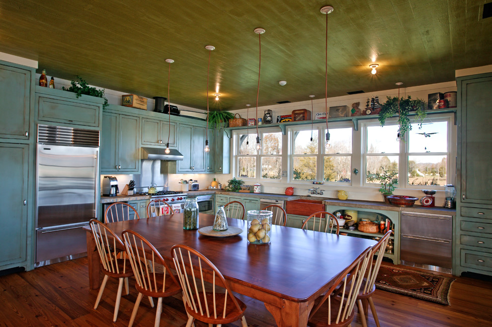 Foto på ett rustikt kök och matrum, med rostfria vitvaror och en rustik diskho