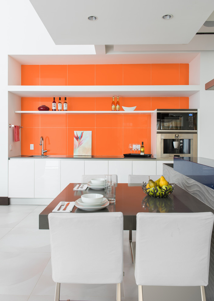 Example of a minimalist kitchen design in Houston