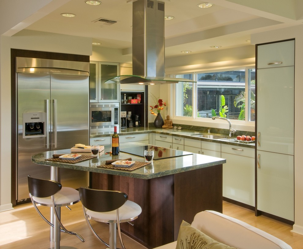 Moderne Küche mit Küchengeräten aus Edelstahl und grüner Arbeitsplatte in Hawaii
