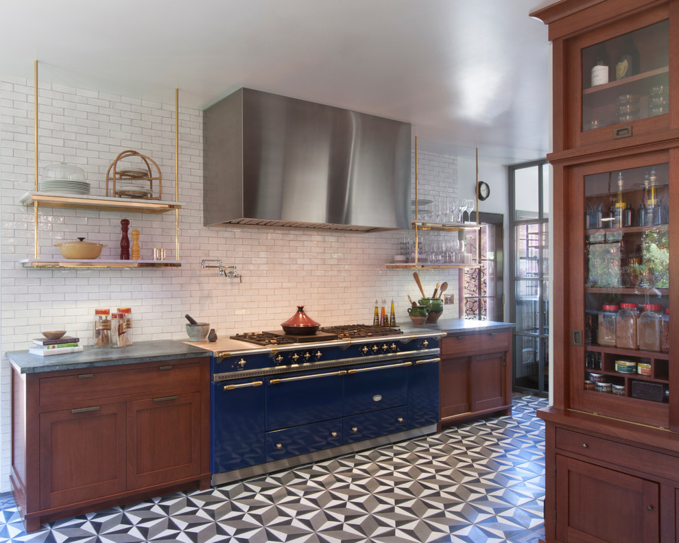 Exempel på ett stort l-kök, med luckor med infälld panel, skåp i mellenmörkt trä, granitbänkskiva, stänkskydd i keramik, färgglada vitvaror och linoleumgolv