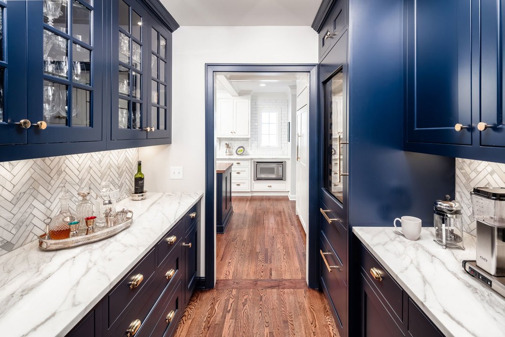 Idee per una cucina classica con ante in stile shaker, ante blu, paraspruzzi grigio, elettrodomestici colorati, pavimento in legno massello medio, pavimento marrone e top bianco