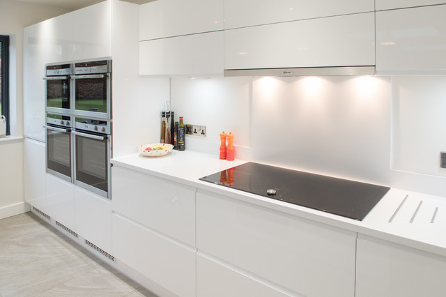 A Sleek Telescopic Extractor - Contemporary - Kitchen - Other - by John  Franklin Kitchens | Houzz IE