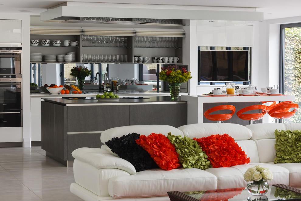 Immagine di una grande cucina design con lavello sottopiano, ante lisce, ante bianche, paraspruzzi a specchio, elettrodomestici in acciaio inossidabile e pavimento con piastrelle in ceramica