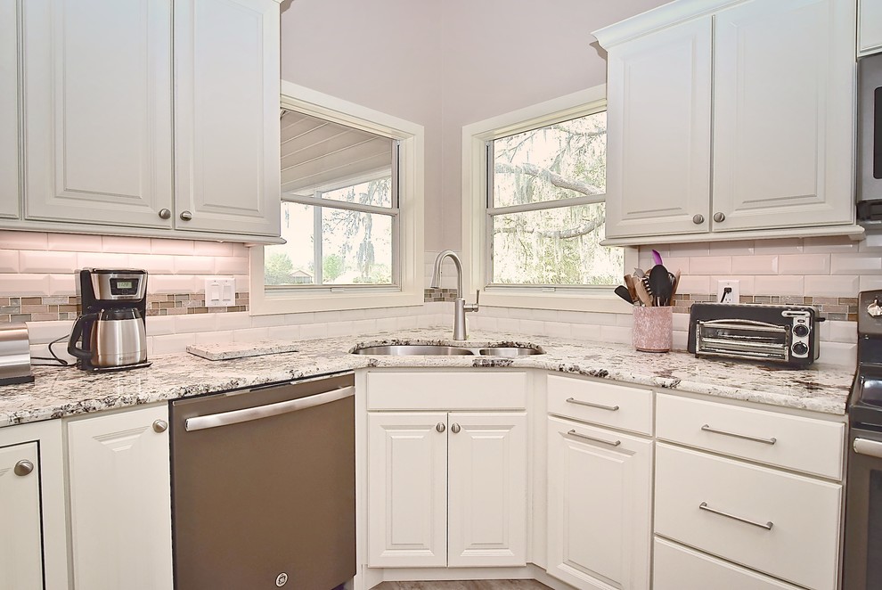 Inspiration för ett stort vintage flerfärgad flerfärgat kök, med en dubbel diskho, luckor med upphöjd panel, vita skåp, granitbänkskiva, vitt stänkskydd, stänkskydd i tunnelbanekakel, rostfria vitvaror, vinylgolv, en halv köksö och grått golv