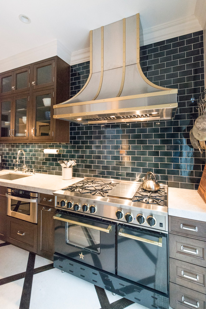 Große Klassische Küche mit Küchenrückwand in Grün, Rückwand aus Keramikfliesen, bunten Elektrogeräten und Kücheninsel in Cleveland
