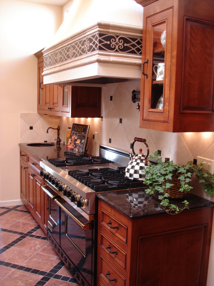 Idéer för att renovera ett stort kök, med en rustik diskho, luckor med profilerade fronter, skåp i mellenmörkt trä, granitbänkskiva, vitt stänkskydd, stänkskydd i stenkakel, rostfria vitvaror, klinkergolv i terrakotta och en köksö