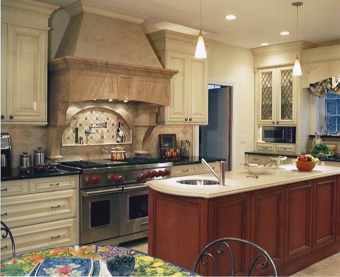 Foto på ett medelhavsstil kök, med en undermonterad diskho, luckor med upphöjd panel, skåp i slitet trä, granitbänkskiva, flerfärgad stänkskydd, stänkskydd i stenkakel och kalkstensgolv