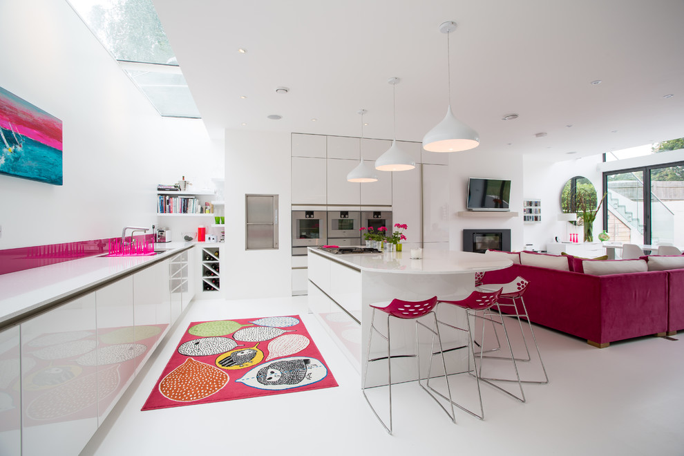 Foto di una grande cucina contemporanea con ante lisce, ante bianche, paraspruzzi rosa, elettrodomestici in acciaio inossidabile, pavimento bianco, lavello sottopiano, top in superficie solida e paraspruzzi con lastra di vetro