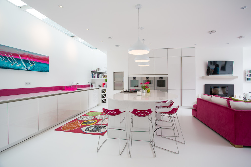 Inredning av ett modernt stort kök, med släta luckor, vita skåp, bänkskiva i koppar, rosa stänkskydd, glaspanel som stänkskydd, rostfria vitvaror och en köksö