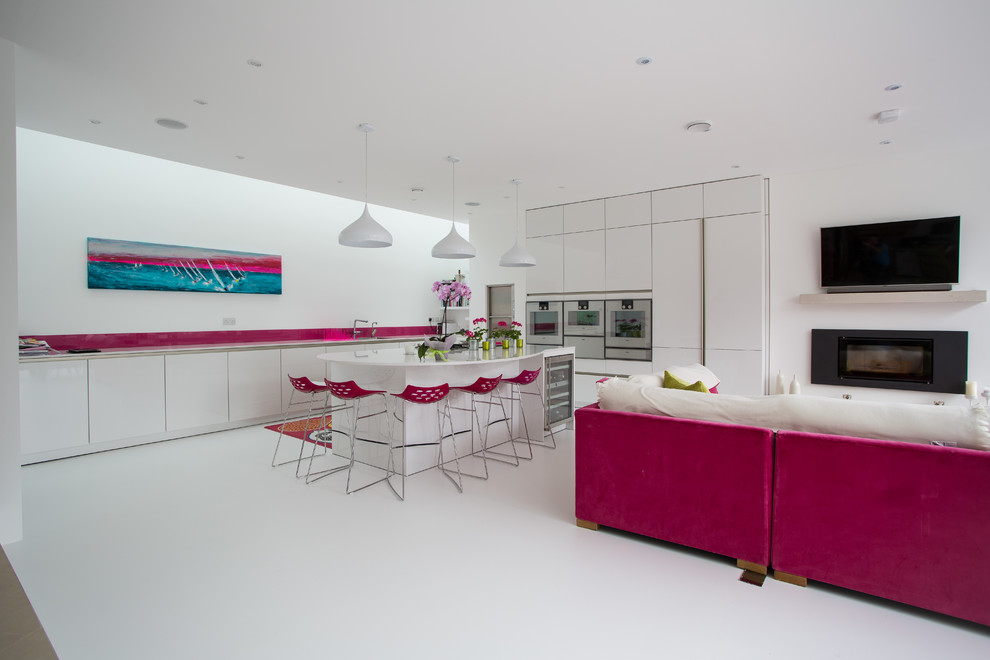 Bild på ett stort funkis kök, med en undermonterad diskho, släta luckor, vita skåp, bänkskiva i koppar, rosa stänkskydd, glaspanel som stänkskydd, rostfria vitvaror och en köksö