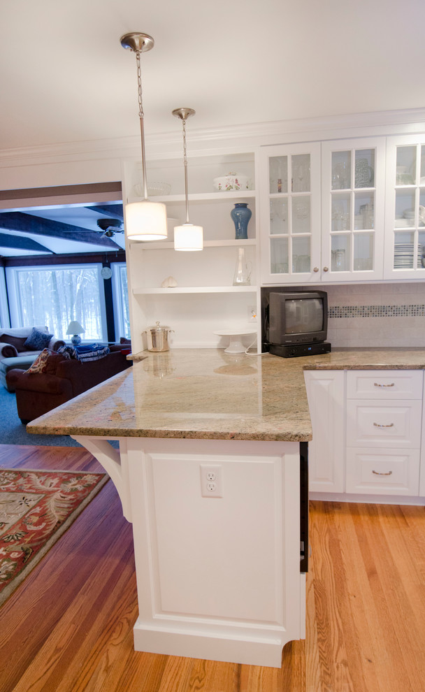 Foto de cocina tradicional con puertas de armario blancas, salpicadero con mosaicos de azulejos y electrodomésticos de acero inoxidable