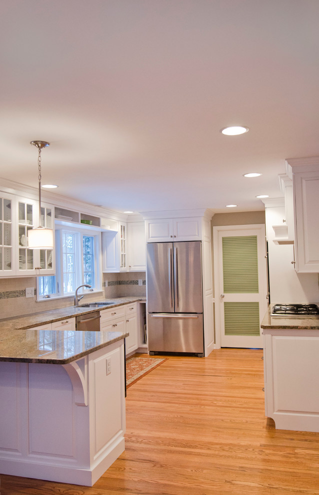 Immagine di una cucina classica con ante bianche, paraspruzzi con piastrelle a mosaico e elettrodomestici in acciaio inossidabile