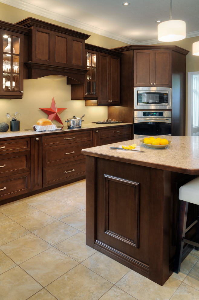 Immagine di una grande cucina chic con lavello da incasso, ante in stile shaker, ante in legno bruno, top in laminato, elettrodomestici in acciaio inossidabile e pavimento in travertino