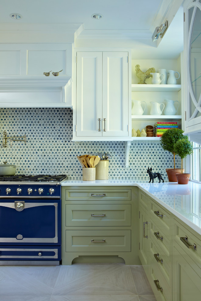 На фото: кухня в классическом стиле с белыми фасадами и синим фартуком