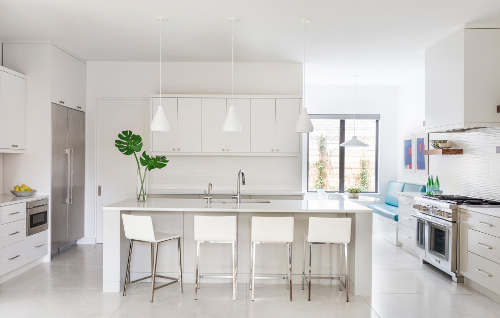 Mid-sized trendy u-shaped porcelain tile and white floor eat-in kitchen photo in Houston with a single-bowl sink, shaker cabinets, white cabinets, quartzite countertops, white backsplash, ceramic backsplash, stainless steel appliances, an island and white countertops