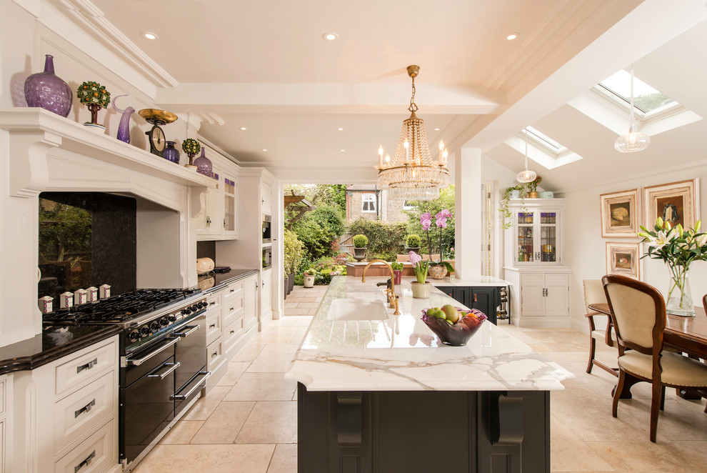 Esempio di una grande cucina classica con lavello sottopiano, ante in stile shaker, top in marmo, paraspruzzi bianco, paraspruzzi con lastra di vetro e pavimento in travertino