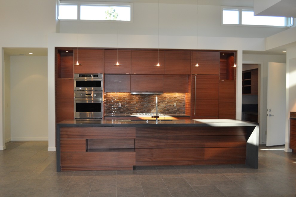 Exempel på ett modernt kök och matrum, med en undermonterad diskho, släta luckor, skåp i mellenmörkt trä, bänkskiva i kvartsit, flerfärgad stänkskydd, glaspanel som stänkskydd och rostfria vitvaror