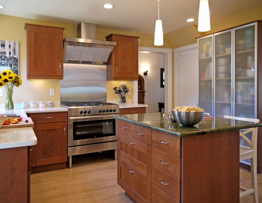 Moderne Küche mit Granit-Arbeitsplatte, flächenbündigen Schrankfronten, dunklen Holzschränken, Küchenrückwand in Metallic, Rückwand aus Metallfliesen, Küchengeräten aus Edelstahl und grüner Arbeitsplatte in Boston