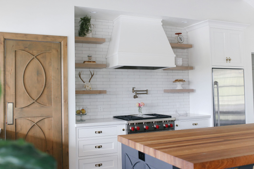 Стильный дизайн: кухня среднего размера в стиле неоклассика (современная классика) - последний тренд