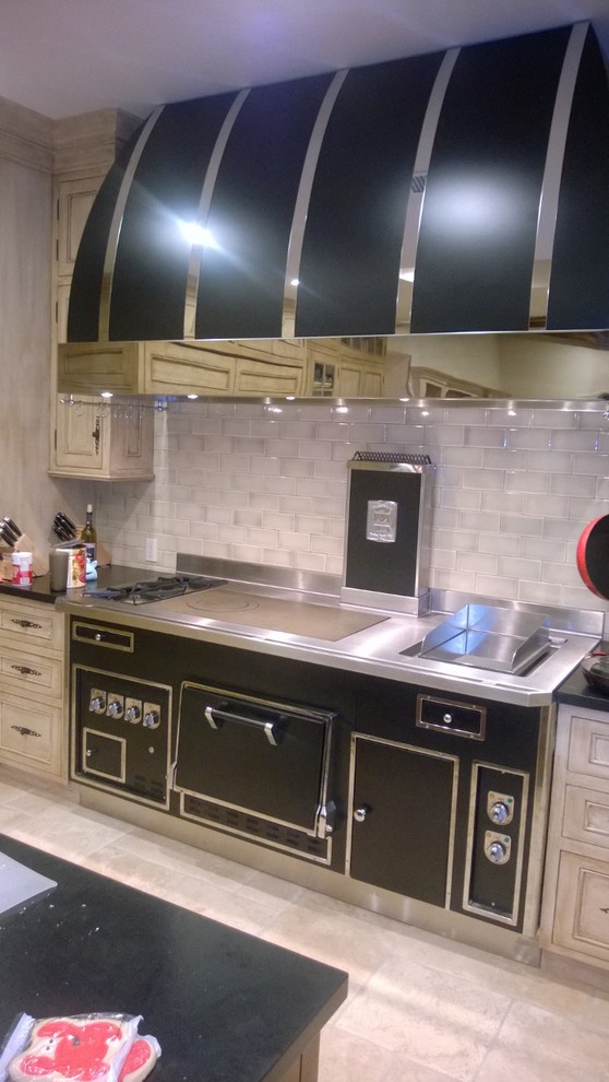 Ejemplo de cocina lineal de estilo americano cerrada con salpicadero de azulejos de cerámica, electrodomésticos negros y suelo de baldosas de cerámica